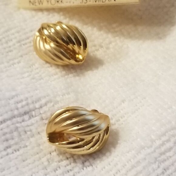 Vintage Jordache Clip On earrings never worn - Picture 2 of 10
